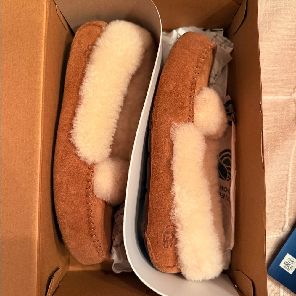 Ugg Moccasins- Slippers New Size 7- Tan Shearling Women's - Picture 5 of 5